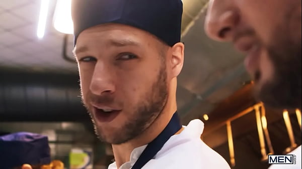 Főszakács kanos faszát mélyen lenyeli a tetovált pasi