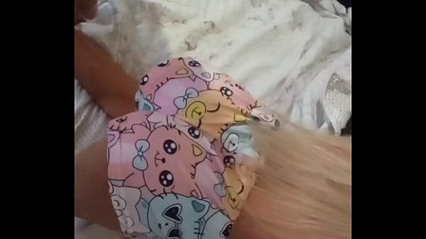 Madrasta gostosa se curva e enfia o rosto do enteado em seu doce regalo por trás ( SEX TOY )