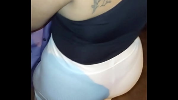 Érett nő átlátszó leggingsben az utcán