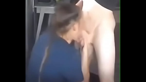 Amateur wife loves deepthroating