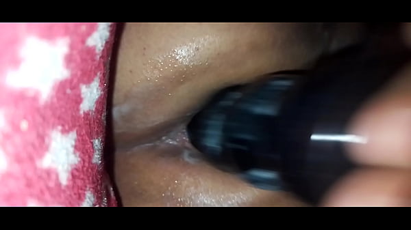 Transz nő játszik dildóval