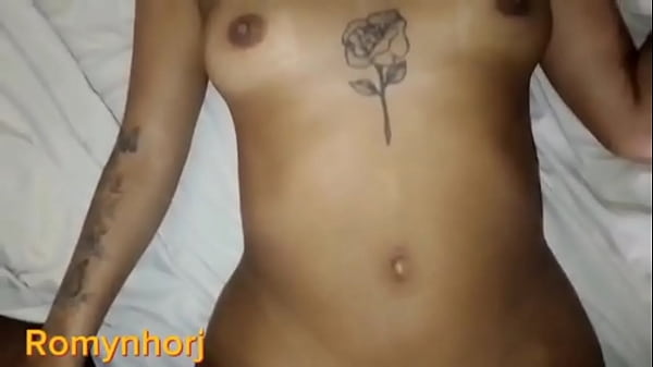 Fiatal lány szűk puncija spriccelésig dörgölődzik a hatalmas fasszal