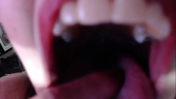 703 Gigante/VORE Fantasia. Elevando-me acima do pobre pequeno "Nils", eu o pego e o como de um só gole