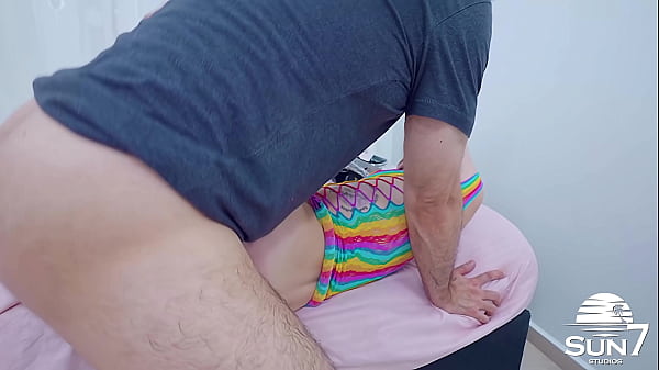 Loira gostosa fode o cara sem camisinha, com muito anal