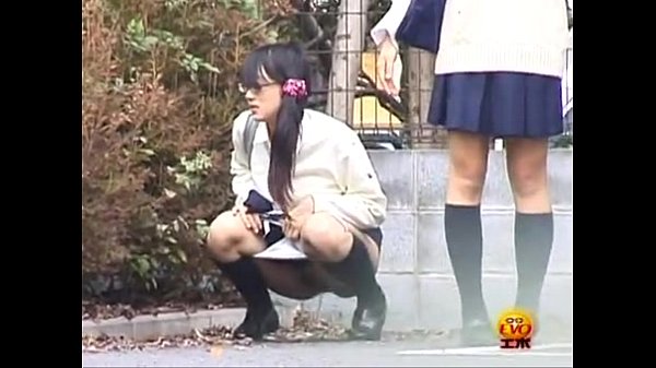 制服姿の激カワ女子校生達がトイレまで我慢出来ずに、野外でこっそりおしっこしちゃう放尿シーンを隠し撮り！ - 無料盗撮動画まとめ 盗撮愛好会