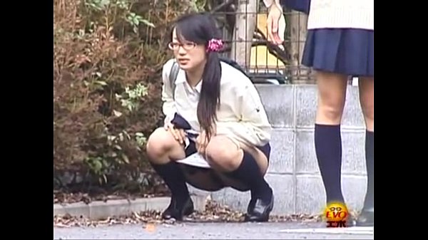 制服姿の激カワ女子校生達がトイレまで我慢出来ずに、野外でこっそりおしっこしちゃう放尿シーンを隠し撮り！ - 無料盗撮動画まとめ 盗撮愛好会