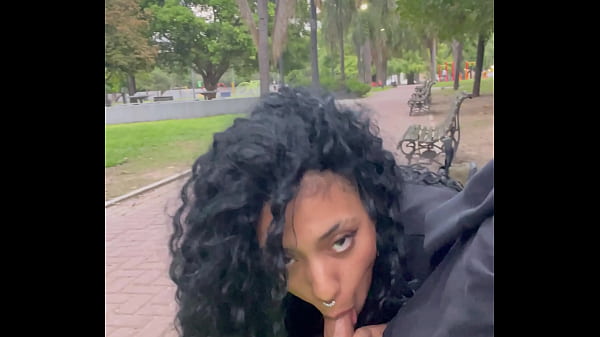 TOMANDO LECHE EN UN PARQUE PÚBLICO DE DIA EN BUENOS AIRES