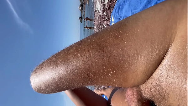 Risicovol Sex op een Volle Publieke Strand met Creampie