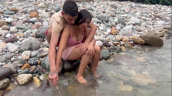 Sexo casual, ensino uma jovem latina a pescar e depois transo com ela e gozo na sua buceta apertada.