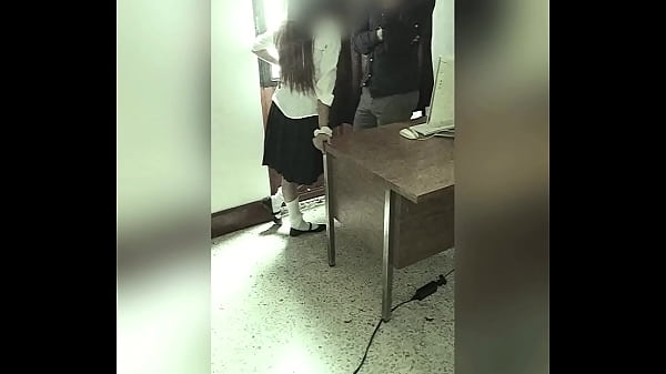 CÁMARA Graba a MAESTRO Y ALUMNA en la Oficina del Colegio! Colegiala Mexicana se DEJA FOLLAR por el PROFE por una MEJOR CALIFICACIÓN! Video Amateur Real!