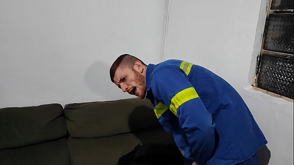 a russah chamou o eletricista para arrumar sua tv e pagou com sexo