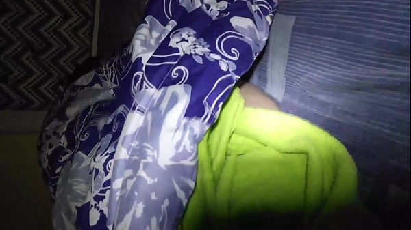 ENCUENTRO A LA MAMA DE MI MEJOR AMIGO EN LA CAMA pt1