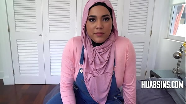 Chubby Girl In Hijab Offers Her Virginity On A Platter - POV