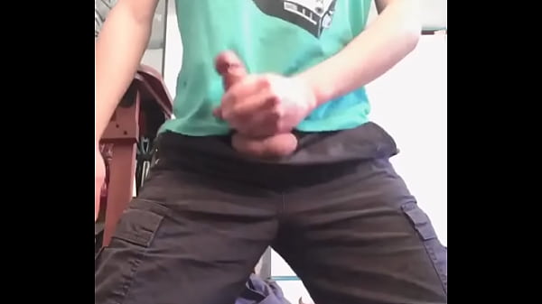 Fiatal fiú elélvez a farmerban