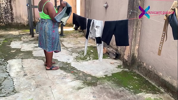 PORTEIRO ASSISTE A ESPOSA TRAIDORA E TESUDA ENQUANTO ELA SECA AS ROUPAS DO MARIDO, ELA DEPOIS FODE.PT1
