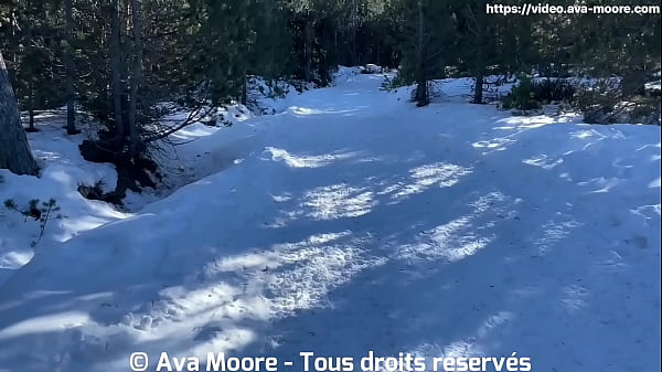 Une française suce une grosse bite dans la neige et avale tout le sperme - Ejaculation buccale