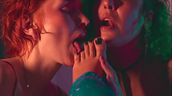 Lábfétises lányok orális kielégítése