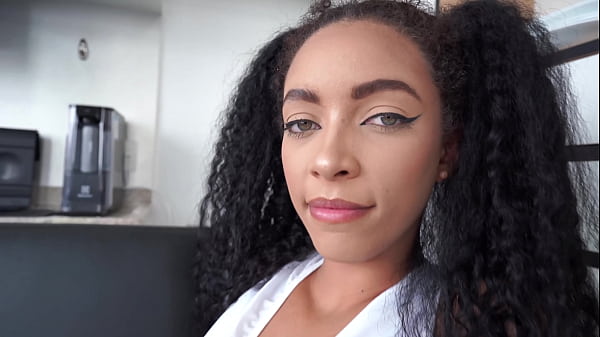 Zöld szemű brazil lány három nagy férfi között