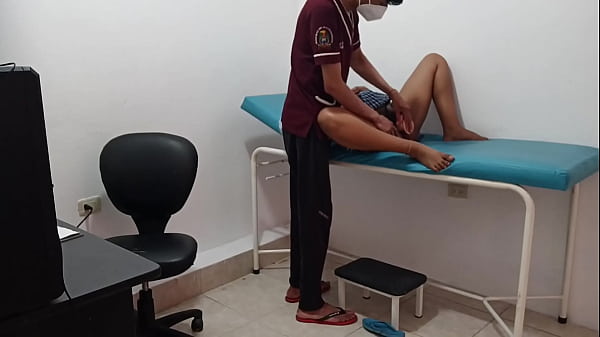 Médico ajuda sua aluna a obter algum alívio em sua vagina quente. pornô no consultório médico