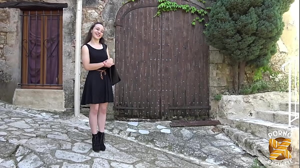 Amandine, jeune coquine, en trio avec sa copine Marie