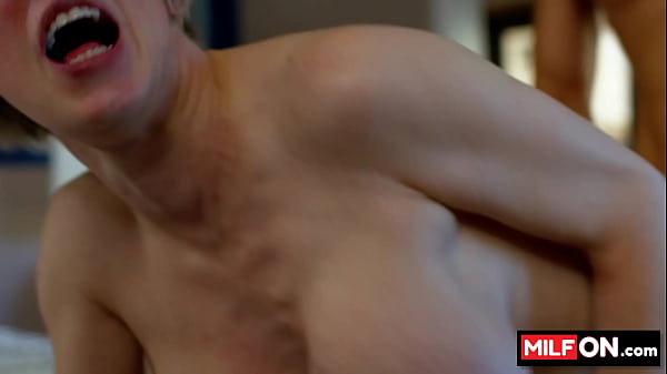 Szexi érett szőke nő kemény kutyapózban