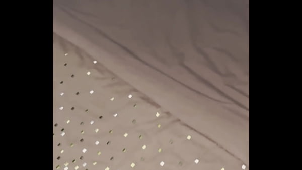 On fête le nouvel an chez nos amis très prudes … Je commence à sentir une …