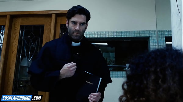 A pap kibaszja a démonokat a megszállt lányból