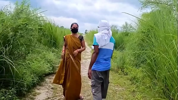 No campo perto da aldeia, minha linda esposa estava vestida de cachorrinho