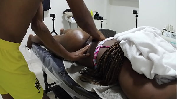 Hijastro masajea el culo de su madrastra