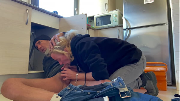 HOT WIFE BLOWJOB TO THE PLUMBER IN THE KITCHEN WITH CUM IN MOUNTH