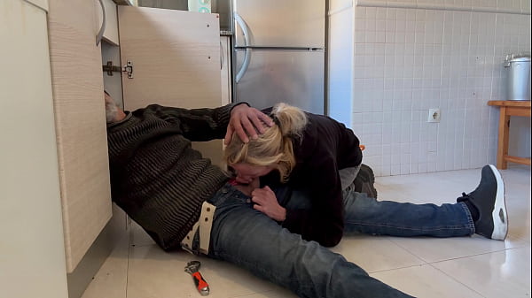 HOT WIFE BLOWJOB TO THE PLUMBER IN THE KITCHEN WITH CUM IN MOUNTH