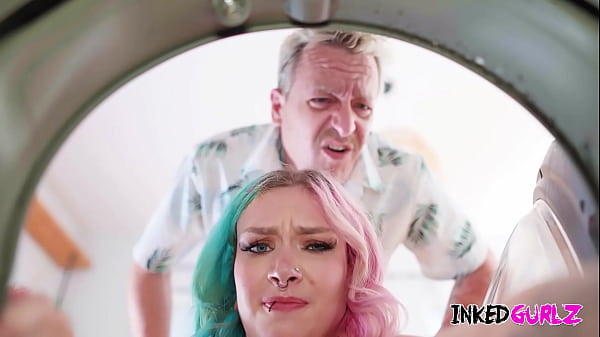 Inked Gurlz - Uma garota tatuada faz sexo anal na máquina de lavar