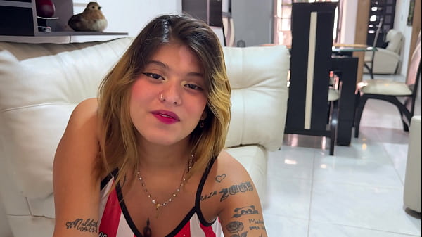 Terhes testvérével kényezteti ki magát a fiú