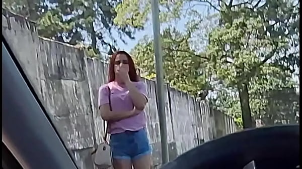 Bati punheta pra gostosinha que estava no ponto de ônibus que acabou sedento!