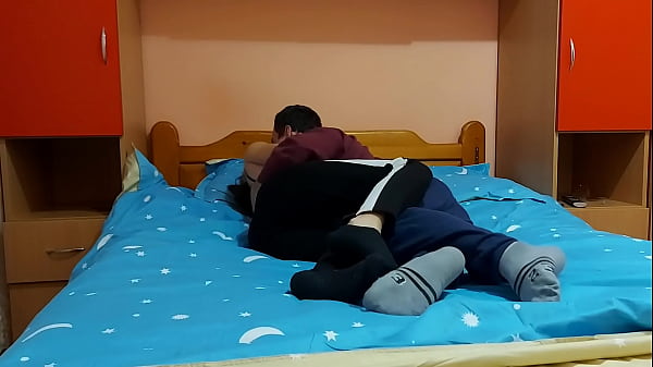Teen Meid met strak kontje rijdt op jongen zijn dikke pijp