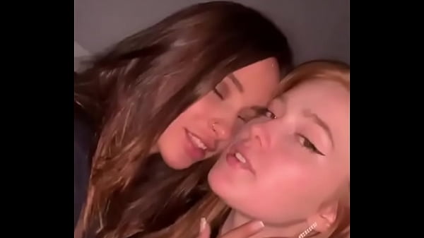 Vazou!! Bella Thorne parabenizando a formanda com beijo sensual