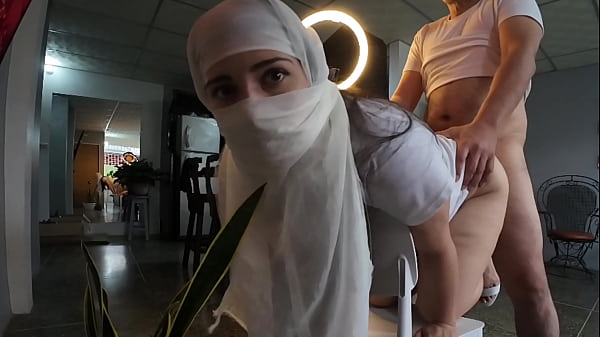 Muçulmana religiosa leva gozada na bunda depois de uma foda forte - Hijab Hookup