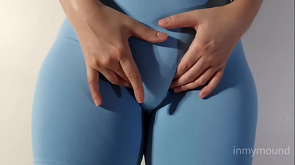 Novinha pacotuda de leggings azul e peitinho durinho se exibindo.