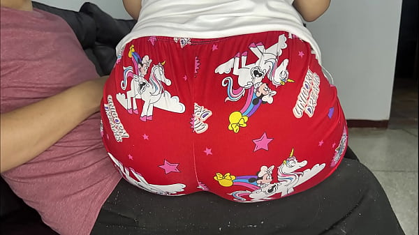 Hijastra Inocente Sentada en las Piernas de su Padrastro Para Comer Mientras el Pervertido Disfruta de su Culo
