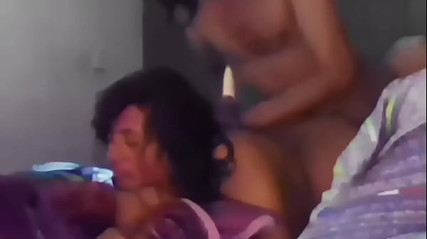 A infiel Angie foge para ser prostituta com outro homem. Ele come seu pau e o oferece enquanto grita. Parte 2