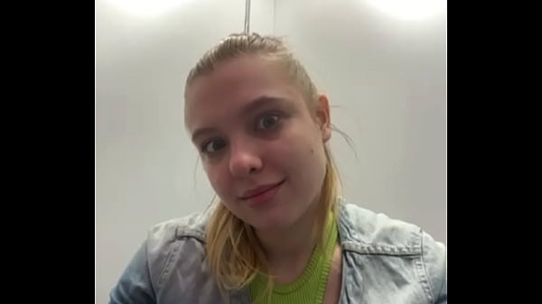 Spriccelés és ujjazás nyilvános helyen, majd elélvezés a pinába