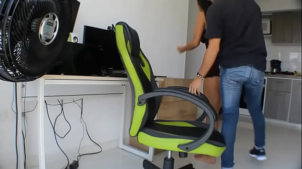 ROOMIE INDIA DELGADA Y SEXY ME CHUPA LA VERGA A CAMBIO DEL DINERO DEL ALQUILER