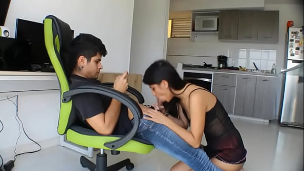 ROOMIE INDIA DELGADA Y SEXY ME CHUPA LA VERGA A CAMBIO DEL DINERO DEL ALQUILER