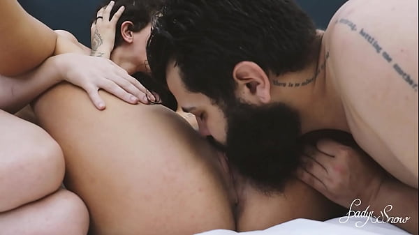 Erőszakos anális dupla kaland két szőrös roma lánnyal