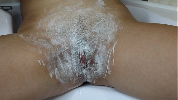 Buzit borotvál trimmerrel és borotvával habbal