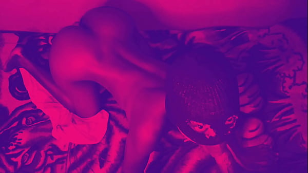 A vékony lányt megdugták és spriccelt, miközben elélvezett