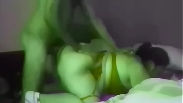 Lulu, viciada em pau, chupa, adora engolir pau com vontade, entrega a bunda e grita enquanto eu a trato como uma vagabunda!