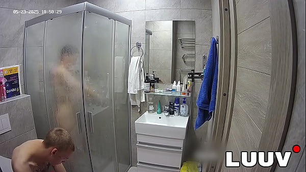 Valódi pár fürdőszobai rutinja nyíltan