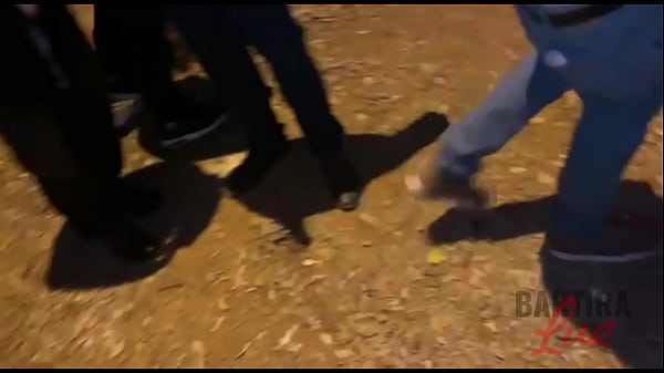 fui em uma praca publica e transei com varios desconhecidos. Gozei e ganhei muita porra com Izabela pimenta