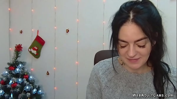 Morena amadora gata em suéter conversa no show da webcam